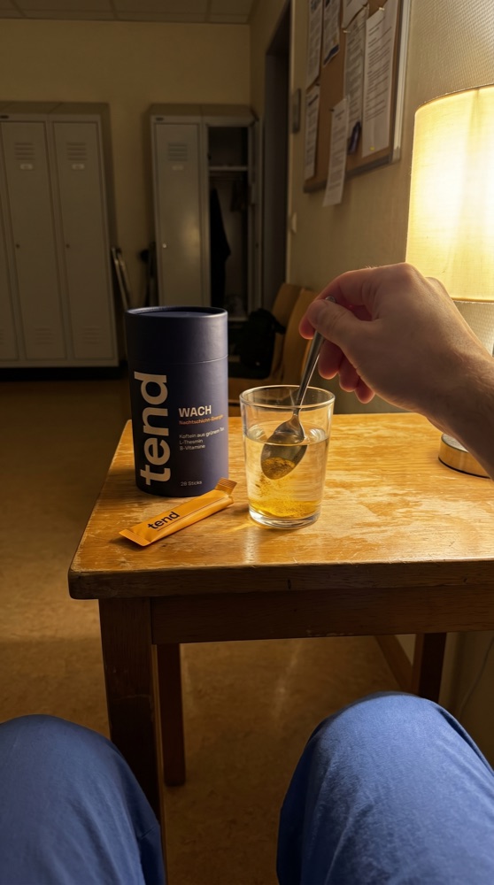 Tend Wach im Pausenraum in der Nachtschicht